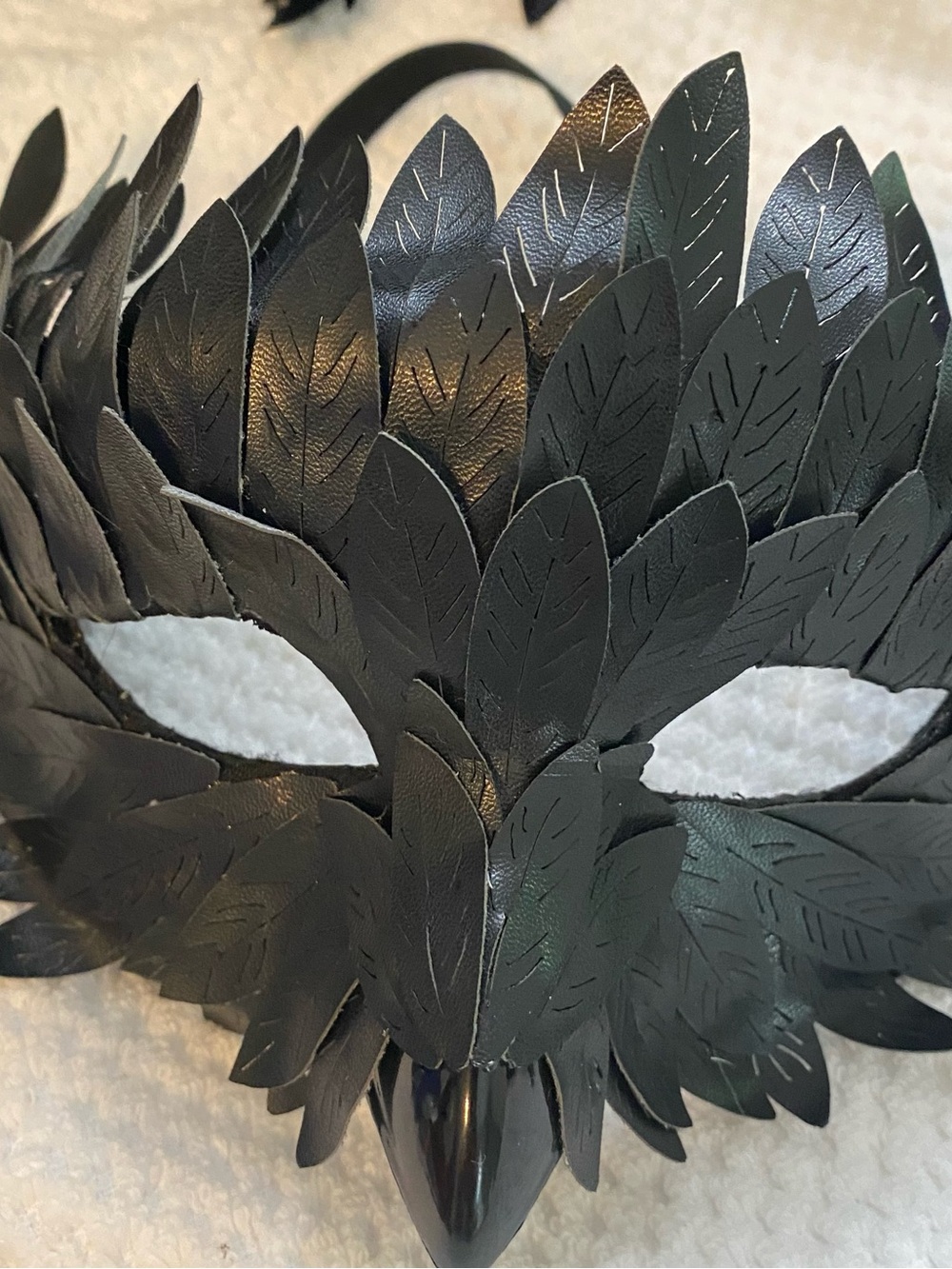 Grandinriad Crow Black Masquerade leafed Mask with feather collar